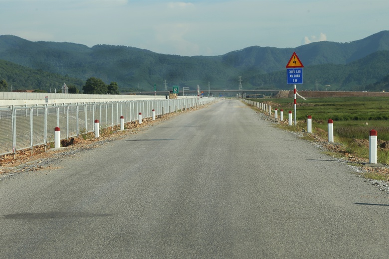 Khẩn trương hoàn thiện các hạng mục phụ cao tốc Diễn Châu - Bãi Vọt- Ảnh 10. Khẩn trương hoàn thiện các hạng mục phụ cao tốc Diễn Châu - Bãi Vọt- Ảnh 10.