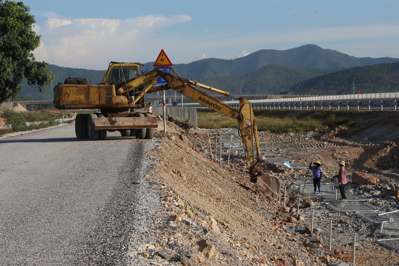 Khẩn trương hoàn thiện các hạng mục phụ cao tốc Diễn Châu - Bãi Vọt- Ảnh 4. Khẩn trương hoàn thiện các hạng mục phụ cao tốc Diễn Châu - Bãi Vọt- Ảnh 4.