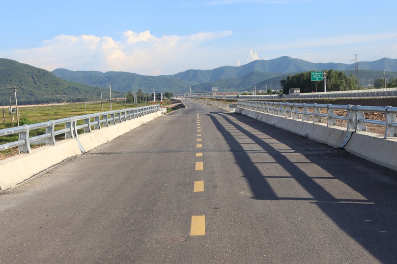 Khẩn trương hoàn thiện các hạng mục phụ cao tốc Diễn Châu - Bãi Vọt- Ảnh 15. Khẩn trương hoàn thiện các hạng mục phụ cao tốc Diễn Châu - Bãi Vọt- Ảnh 15.