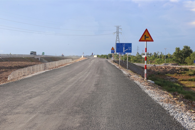 Khẩn trương hoàn thiện các hạng mục phụ cao tốc Diễn Châu - Bãi Vọt- Ảnh 13. Khẩn trương hoàn thiện các hạng mục phụ cao tốc Diễn Châu - Bãi Vọt- Ảnh 13.