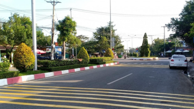 Lắp đặt cụm đ&egrave;n xanh đỏ n&uacute;t giao quốc lộ Nam S&ocirc;ng Hậu - Trần Huỳnh- Ảnh 2.