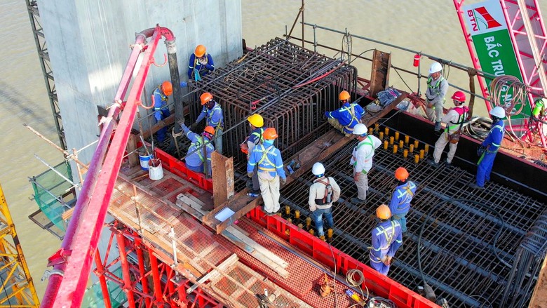 Gần 500 công nhân dự án cầu Rạch Miễu 2 làm việc xuyên lễ 2/9- Ảnh 1. Gần 500 công nhân dự án cầu Rạch Miễu 2 làm việc xuyên lễ 2/9- Ảnh 1.