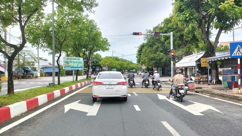 Lắp đặt cụm đ&egrave;n xanh đỏ n&uacute;t giao quốc lộ Nam S&ocirc;ng Hậu - Trần Huỳnh- Ảnh 1.