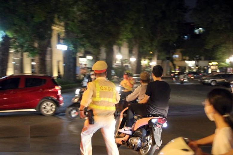 Cảnh s&aacute;t H&agrave; Nội h&oacute;a trang ghi h&igrave;nh t&agrave;i xế vi phạm, chống đua xe dịp nghỉ lễ 2/9- Ảnh 2.