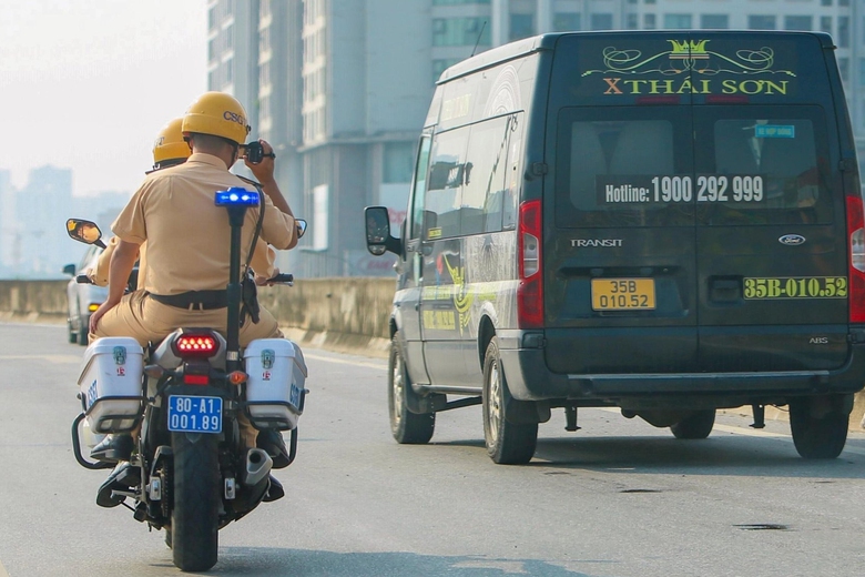 Cảnh s&aacute;t H&agrave; Nội h&oacute;a trang ghi h&igrave;nh t&agrave;i xế vi phạm, chống đua xe dịp nghỉ lễ 2/9- Ảnh 1.