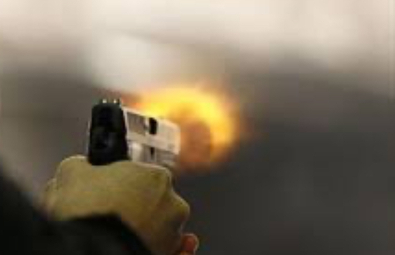 Điều tra vụ nổ s&uacute;ng ở chợ H&oacute;a An khiến hai tiểu thương nhập viện- Ảnh 1.