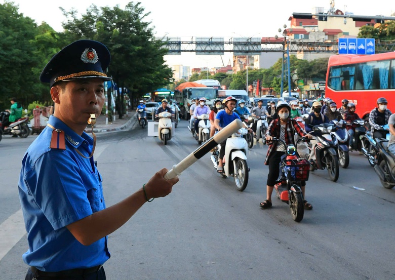 Ng&agrave;y đầu nghỉ lễ, V&agrave;nh đai 3 &ugrave;n tắc k&eacute;o d&agrave;i từ s&aacute;ng đến trưa- Ảnh 2.