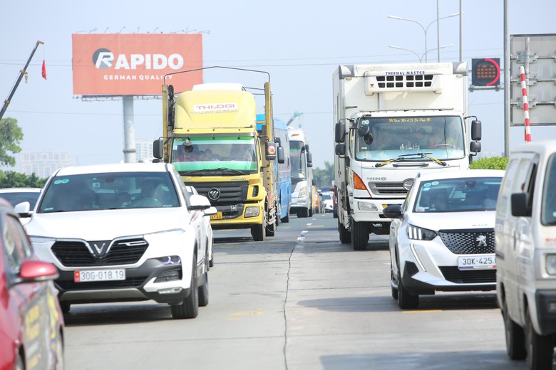 Ng&agrave;y đầu nghỉ lễ 2/9, &ocirc; t&ocirc; chầm chậm nối đu&ocirc;i nhau tr&ecirc;n cao tốc Ph&aacute;p V&acirc;n - Cầu Giẽ- Ảnh 1.