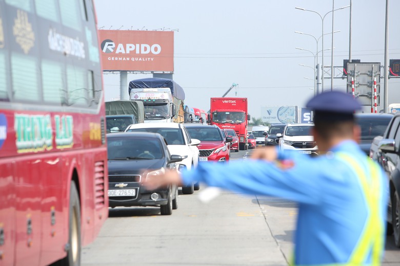 Ng&agrave;y đầu nghỉ lễ 2/9, &ocirc; t&ocirc; chầm chậm nối đu&ocirc;i nhau tr&ecirc;n cao tốc Ph&aacute;p V&acirc;n - Cầu Giẽ- Ảnh 2.