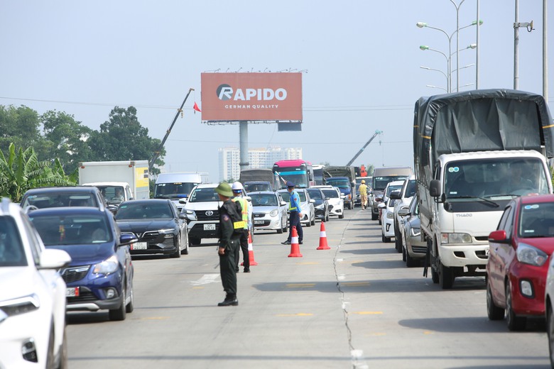 Ng&agrave;y đầu nghỉ lễ 2/9, &ocirc; t&ocirc; chầm chậm nối đu&ocirc;i nhau tr&ecirc;n cao tốc Ph&aacute;p V&acirc;n - Cầu Giẽ- Ảnh 3.