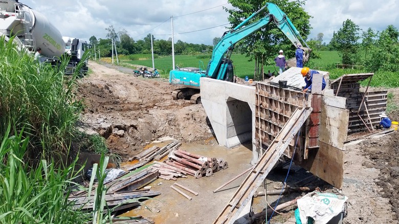 Thi công xuyên lễ, nhà thầu quyết tâm vượt tiến độ tuyến Cao Lãnh - Lộ Tẻ- Ảnh 3. Thi công xuyên lễ, nhà thầu quyết tâm vượt tiến độ tuyến Cao Lãnh - Lộ Tẻ- Ảnh 3.