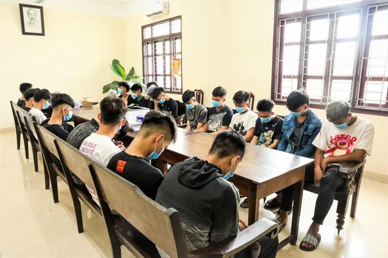 23 thanh thiếu niên bị khởi tố vì đi xe máy lạng lách, bốc đầu trên đường- Ảnh 1. 23 thanh thiếu niên bị khởi tố vì đi xe máy lạng lách, bốc đầu trên đường- Ảnh 1.