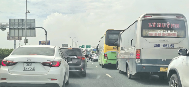 Ng&agrave;y đầu nghỉ lễ 2/9, &ocirc; t&ocirc; chầm chậm nối đu&ocirc;i nhau tr&ecirc;n cao tốc Ph&aacute;p V&acirc;n - Cầu Giẽ- Ảnh 6.
