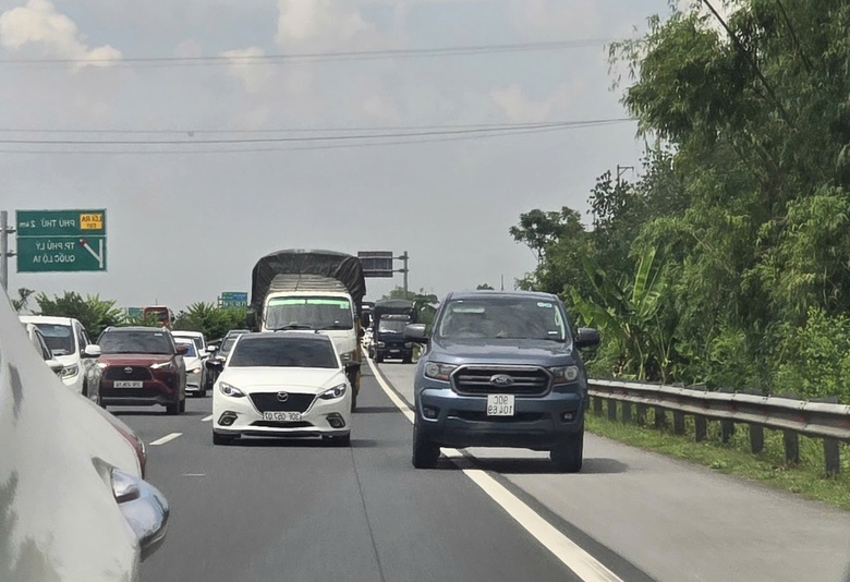 Ng&agrave;y đầu nghỉ lễ 2/9, &ocirc; t&ocirc; chầm chậm nối đu&ocirc;i nhau tr&ecirc;n cao tốc Ph&aacute;p V&acirc;n - Cầu Giẽ- Ảnh 9.