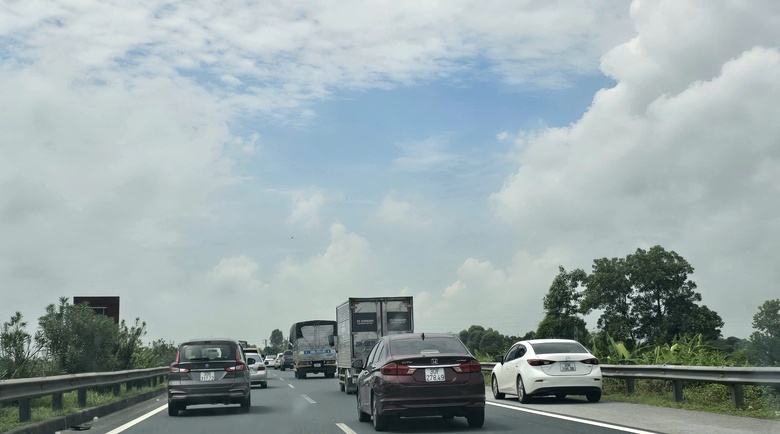 Ng&agrave;y đầu nghỉ lễ 2/9, &ocirc; t&ocirc; chầm chậm nối đu&ocirc;i nhau tr&ecirc;n cao tốc Ph&aacute;p V&acirc;n - Cầu Giẽ- Ảnh 10.