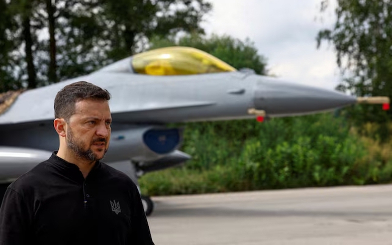 Tổng thống Ukraine Zelensky sa thải Tư lệnh Kh&ocirc;ng qu&acirc;n sau vụ rơi ti&ecirc;m k&iacute;ch F-16