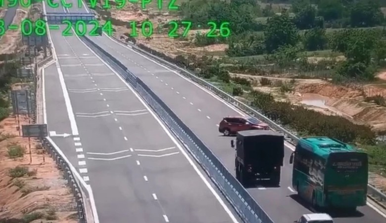 Xử phạt t&agrave;i xế kh&ocirc;ng bằng l&aacute;i, chạy ngược chiều tr&ecirc;n cao tốc Cam L&acirc;m - Vĩnh Hảo- Ảnh 1.