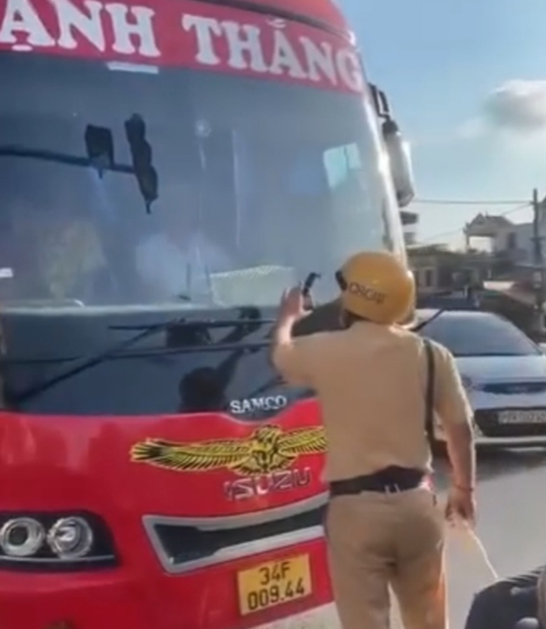 Xử phạt t&agrave;i xế &ocirc; t&ocirc; kh&aacute;ch h&uacute;c đẩy CSGT, tăng ga bỏ chạy- Ảnh 1.