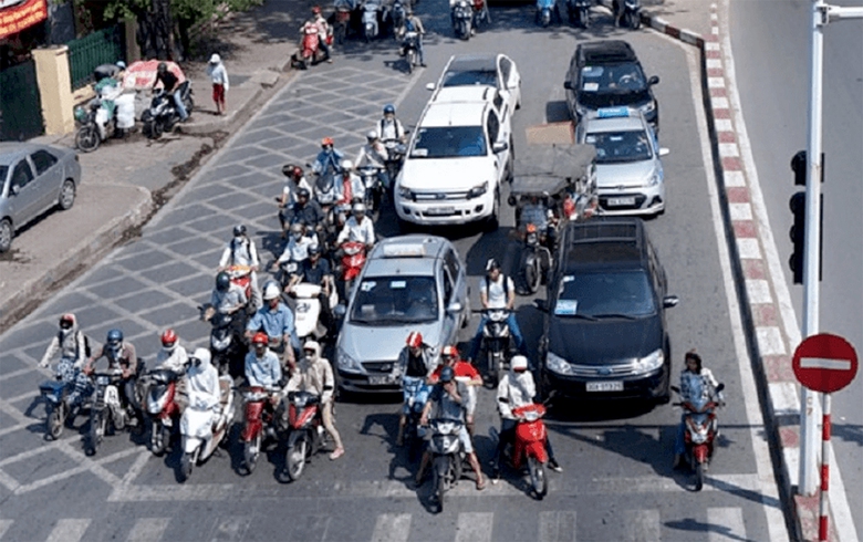 Đỗ xe lấn vạch kẻ đường l&uacute;c dừng đ&egrave;n đỏ bị xử phạt thế n&agrave;o?- Ảnh 1.