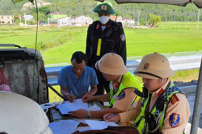 Bất ngờ lời khai của t&agrave;i xế xe đầu k&eacute;o bị CSGT chặn tr&ecirc;n cao tốc- Ảnh 1.