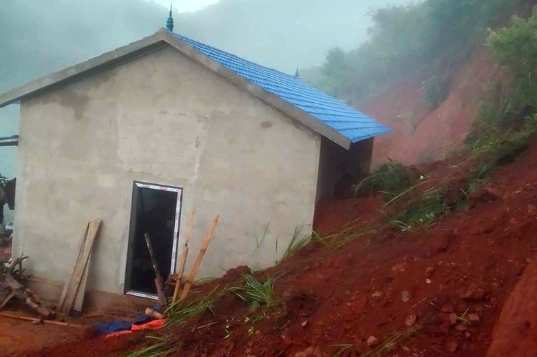 Sạt lở đất ở Sơn La, 3 người trong gia đình thương vong- Ảnh 1. Sạt lở đất ở Sơn La, 3 người trong gia đình thương vong- Ảnh 1.