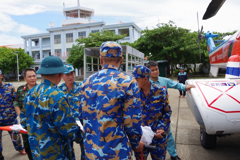 Trực thăng đưa ngư dân bị tai nạn nứt sọ não từ Trường Sa về đất liền- Ảnh 2. Trực thăng đưa ngư dân bị tai nạn nứt sọ não từ Trường Sa về đất liền- Ảnh 2.
