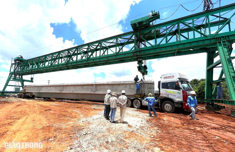 Tận thấy lao phiến dầm cầu đầu tiên trên cao tốc Khánh Hòa - Buôn Ma Thuột- Ảnh 2. Tận thấy lao phiến dầm cầu đầu tiên trên cao tốc Khánh Hòa - Buôn Ma Thuột- Ảnh 2.
