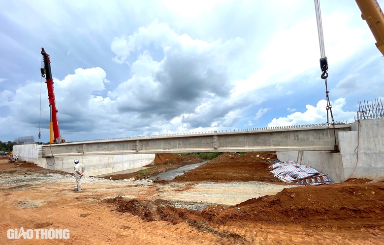 Tận thấy lao phiến dầm cầu đầu tiên trên cao tốc Khánh Hòa - Buôn Ma Thuột- Ảnh 3. Tận thấy lao phiến dầm cầu đầu tiên trên cao tốc Khánh Hòa - Buôn Ma Thuột- Ảnh 3.