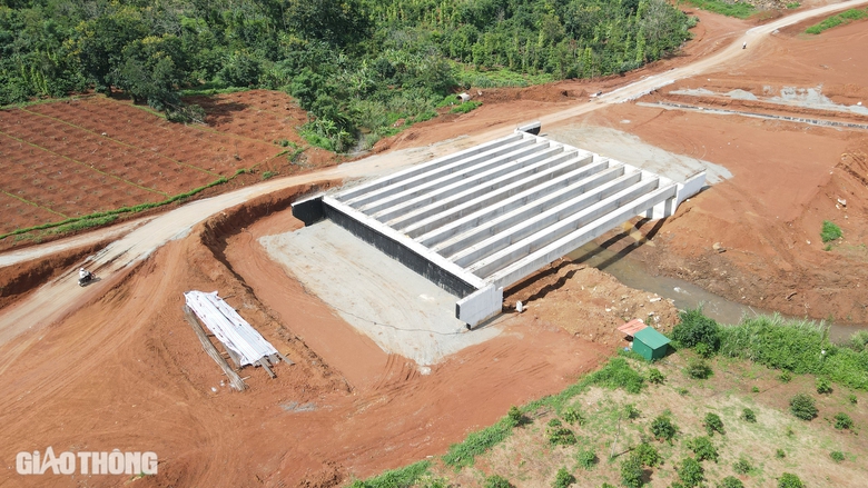 Tận thấy lao phiến dầm cầu đầu tiên trên cao tốc Khánh Hòa - Buôn Ma Thuột- Ảnh 4. Tận thấy lao phiến dầm cầu đầu tiên trên cao tốc Khánh Hòa - Buôn Ma Thuột- Ảnh 4.