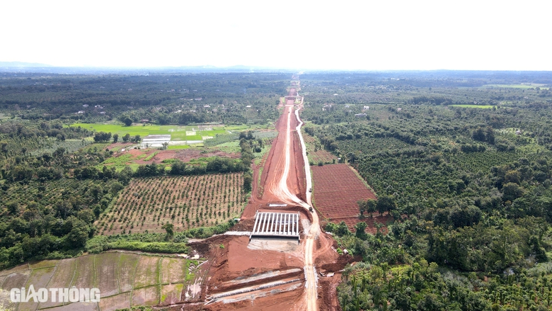 Tận thấy lao phiến dầm cầu đầu tiên trên cao tốc Khánh Hòa - Buôn Ma Thuột- Ảnh 11. Tận thấy lao phiến dầm cầu đầu tiên trên cao tốc Khánh Hòa - Buôn Ma Thuột- Ảnh 11.