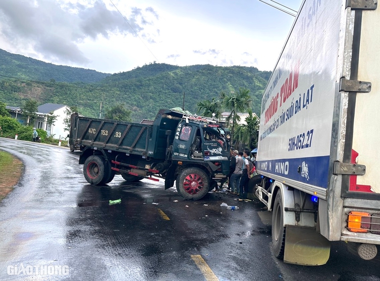 Hai t&agrave;i xế bị thương sau c&uacute; t&ocirc;ng mạnh giữa hai xe tải- Ảnh 2.