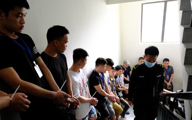 Bốn giờ đột nhập khu Tam gi&aacute;c v&agrave;ng bắt 155 đối tượng chuy&ecirc;n lừa đảo tr&ecirc;n mạng