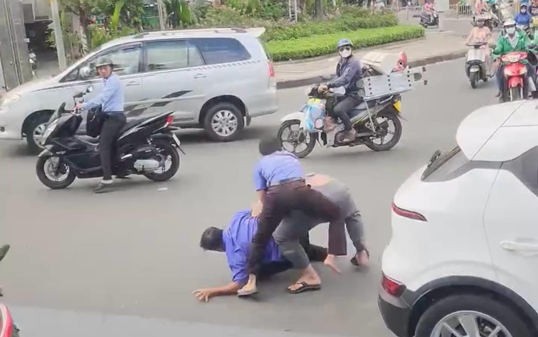 Tạm đ&igrave;nh chỉ t&agrave;i xế, tiếp vi&ecirc;n xe bu&yacute;t đ&aacute;nh nhau với t&agrave;i xế &ocirc; t&ocirc; c&ocirc;ng nghệ ở TP.HCM