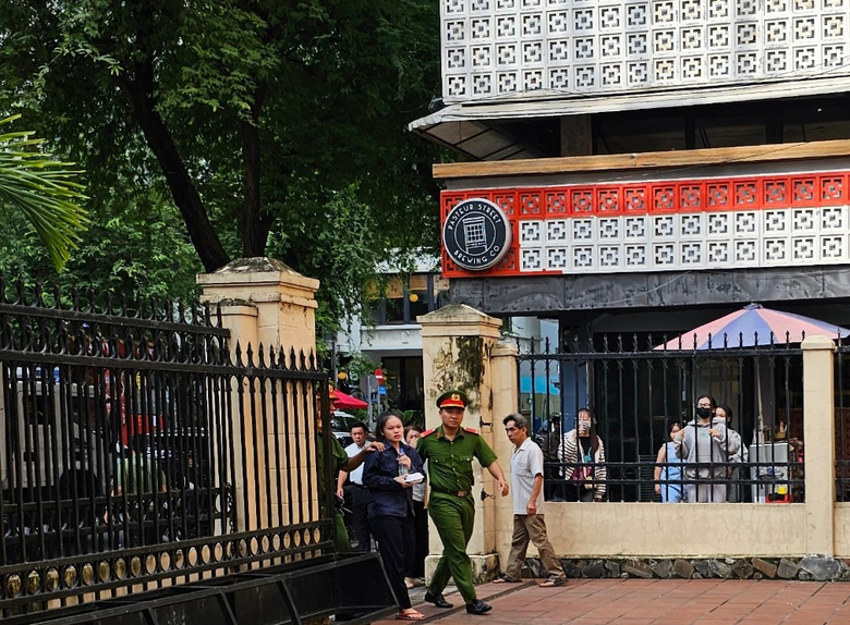 Nữ bị c&aacute;o bắt c&oacute;c hai b&eacute; g&aacute;i ở phố đi bộ Nguyễn Huệ bị tuy&ecirc;n phạt 9 năm t&ugrave;- Ảnh 1.