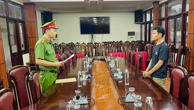 Tạm giữ hình sự tài xế vi phạm nồng độ cồn, tông bị thương người đi đường rồi bỏ trốn- Ảnh 1. Tạm giữ hình sự tài xế vi phạm nồng độ cồn, tông bị thương người đi đường rồi bỏ trốn- Ảnh 1.