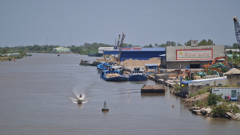 Ki&ecirc;n quyết xử l&yacute; bến thủy nội địa vi phạm tr&ecirc;n s&ocirc;ng &Ocirc;ng Đốc- Ảnh 1.