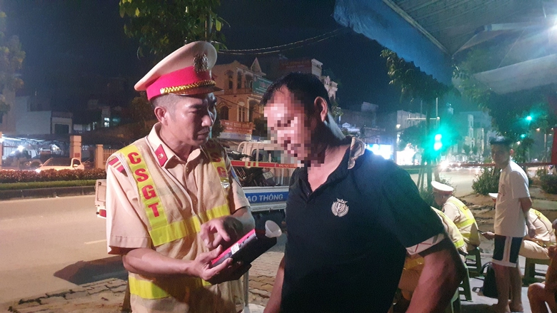 Kh&ocirc;ng chịu đo nồng độ cồn với l&yacute; do "chỉ uống 1 lon bia", t&agrave;i xế xe tải bị phạt mức cao- Ảnh 1.