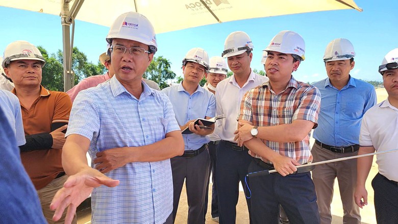 Đắp xong nền đường cao tốc Quảng Ngãi - Hoài Nhơn trong năm 2024- Ảnh 1. Đắp xong nền đường cao tốc Quảng Ngãi - Hoài Nhơn trong năm 2024- Ảnh 1.