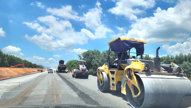 Đắp xong nền đường cao tốc Quảng Ngãi - Hoài Nhơn trong năm 2024- Ảnh 3. Đắp xong nền đường cao tốc Quảng Ngãi - Hoài Nhơn trong năm 2024- Ảnh 3.