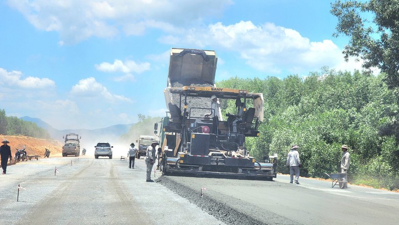 Đắp xong nền đường cao tốc Quảng Ngãi - Hoài Nhơn trong năm 2024- Ảnh 6. Đắp xong nền đường cao tốc Quảng Ngãi - Hoài Nhơn trong năm 2024- Ảnh 6.