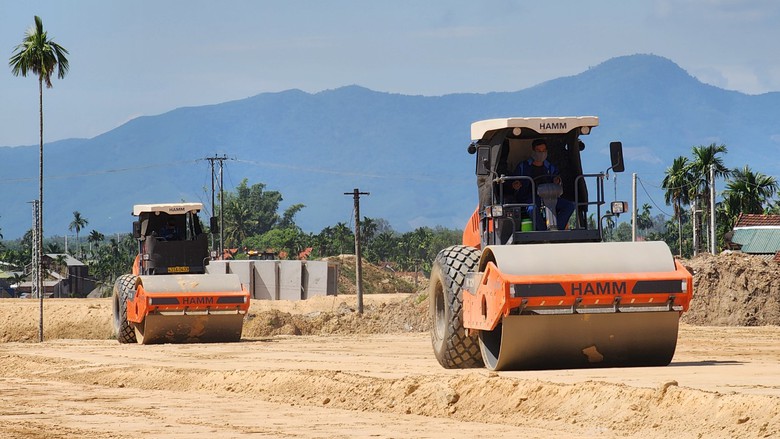 Đắp xong nền đường cao tốc Quảng Ngãi - Hoài Nhơn trong năm 2024- Ảnh 2. Đắp xong nền đường cao tốc Quảng Ngãi - Hoài Nhơn trong năm 2024- Ảnh 2.