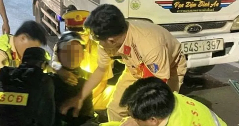 CSGT khống chế kẻ "phê" ma túy tấn công tài xế xe tải trên QL1- Ảnh 1. CSGT khống chế kẻ "phê" ma túy tấn công tài xế xe tải trên QL1- Ảnh 1.