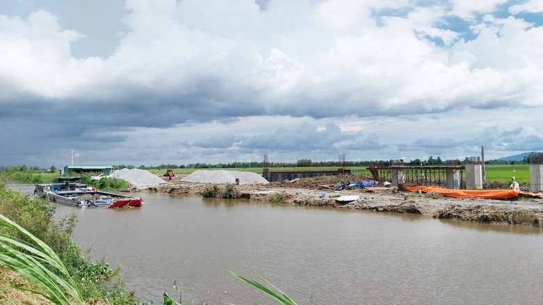 Nh&agrave; thầu thi c&ocirc;ng cao tốc trục ngang miền T&acirc;y đối ph&oacute; m&ugrave;a lũ thế n&agrave;o?- Ảnh 1.