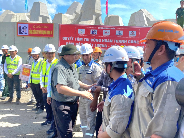 Thủ tướng: Đẩy mạnh kết nối giao th&ocirc;ng để k&ecirc;u gọi đầu tư v&agrave;o cảng biển Đ&agrave; Nẵng- Ảnh 5.