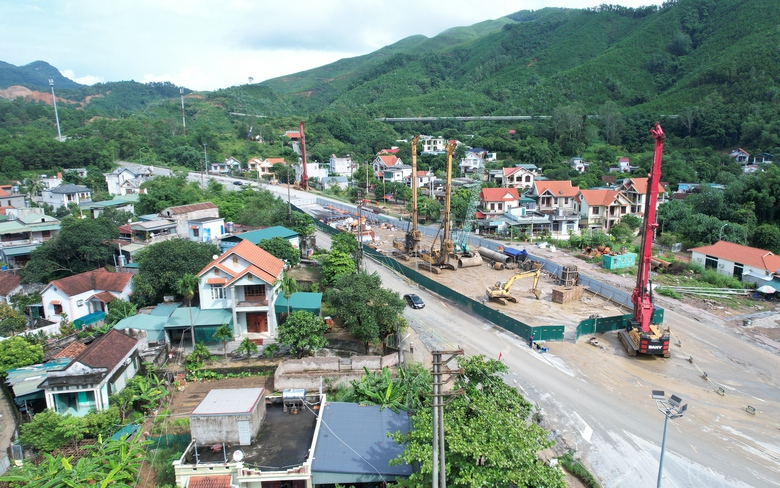 Nhộn nhịp c&ocirc;ng trường thi c&ocirc;ng quốc lộ 279 xuy&ecirc;n nghỉ lễ