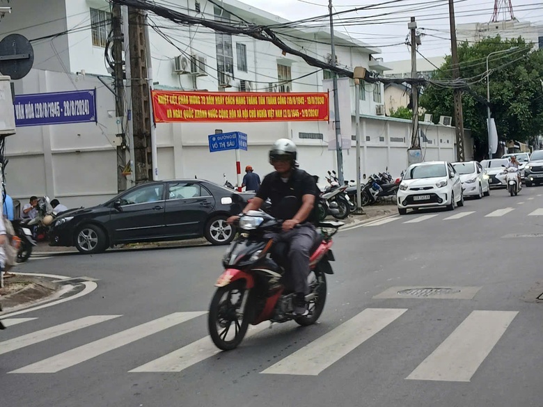 Cần Thơ: Phạt nguội ô tô đưa học sinh vào tận cổng trường, bất chấp đường cấm- Ảnh 3. Cần Thơ: Phạt nguội ô tô đưa học sinh vào tận cổng trường, bất chấp đường cấm- Ảnh 3.