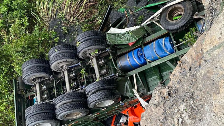 Hiện trường &ocirc; t&ocirc; đầu k&eacute;o đ&acirc;m g&atilde;y lan can cầu rồi lao xuống vực b&ecirc;n quốc lộ 9.