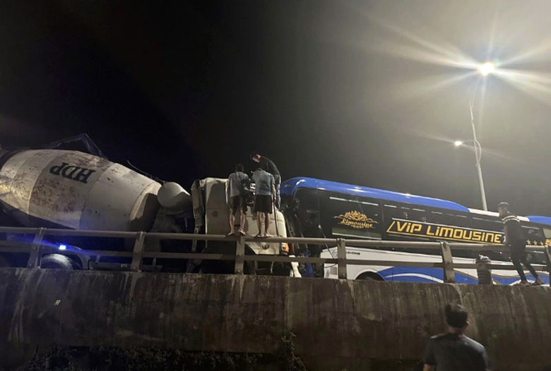 Hiện trường vụ TNGT li&ecirc;n ho&agrave;n khiến t&agrave;i xế xe bồn tử vong.