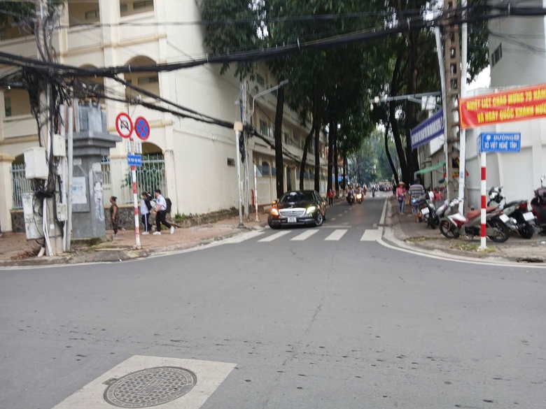 Cần Thơ: Phạt nguội ô tô đưa học sinh vào tận cổng trường, bất chấp đường cấm- Ảnh 6. Cần Thơ: Phạt nguội ô tô đưa học sinh vào tận cổng trường, bất chấp đường cấm- Ảnh 6.