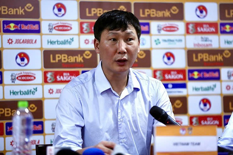 Thua Th&aacute;i Lan, HLV Kim Sang-sik chỉ ra điểm yếu của cầu thủ Việt Nam- Ảnh 1.